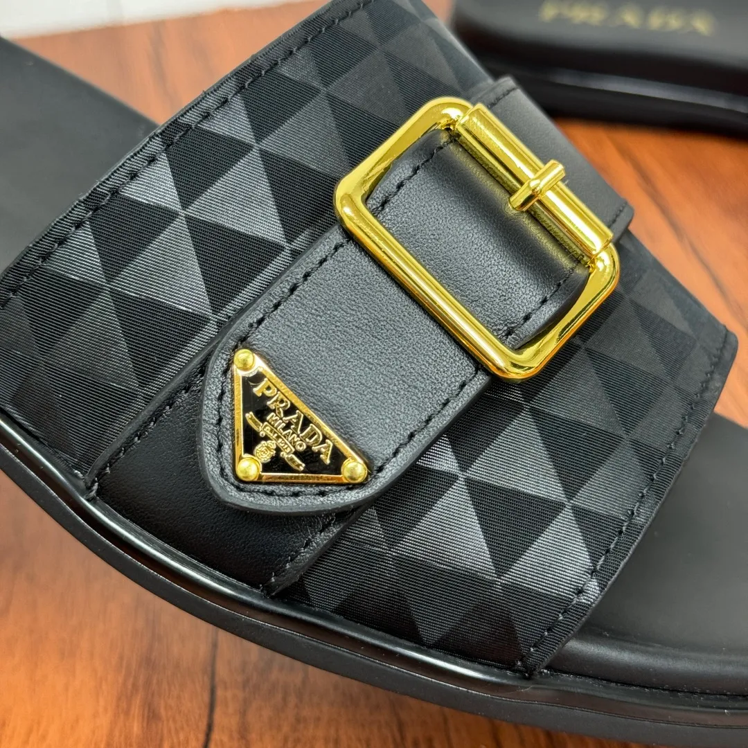 Batch 580 Prada/Prada's new men's straight style genuine leather slippers. Retro inspiration and modern lines coexist harmoniously. The dynamic design is decorated with the brand's iconic symbols and characteristic details. Genuine leather bottom layer, inner calfskin upper including stone pattern cowhide, smooth calfskin, and classic canvas three-logo pattern are available in three styles. It is decorated with genuine leather buckle straps, metal buckle details, and embellished with gold classic enamel brand logo details. Thin rubber soles are standard, and a complete package! Size: 39-40-41-42-43-44-45 Leather shoe size Item number: 2X3064 Leather cloth